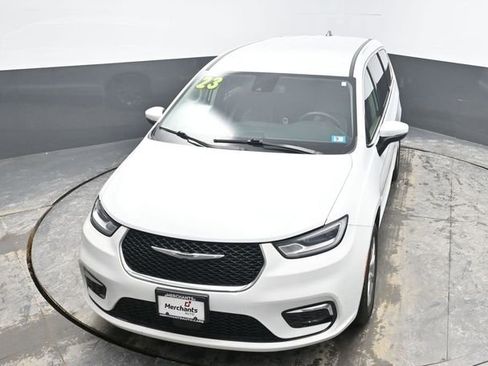 Used 2023 Chrysler Pacifica Touring-L image 17