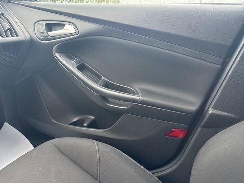 Used 2018 Ford Focus SE w/ SE Appearance Package FWD image 20