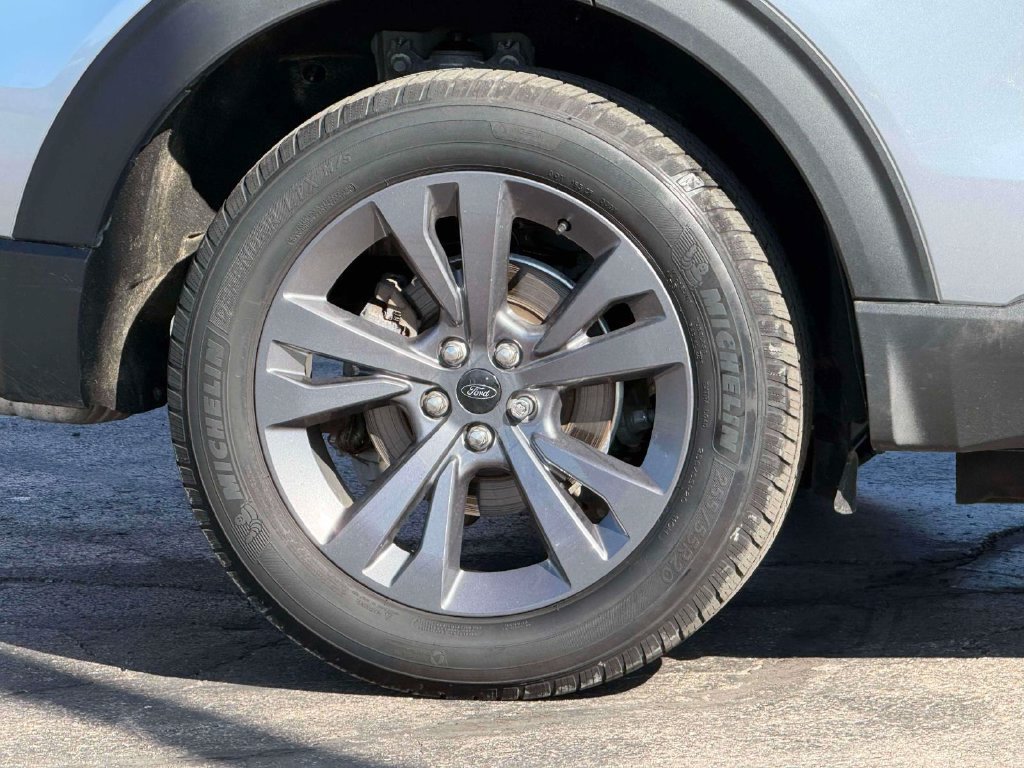 Used 2024 Ford Explorer XLT w/ Equipment Group 202A AWD/4WD image 9
