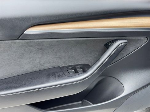 Used 2021 Tesla Model 3 Standard Range Plus image 40