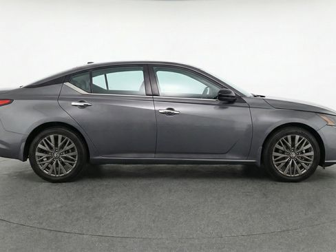Used 2025 Nissan Altima 2.5 SV image 11