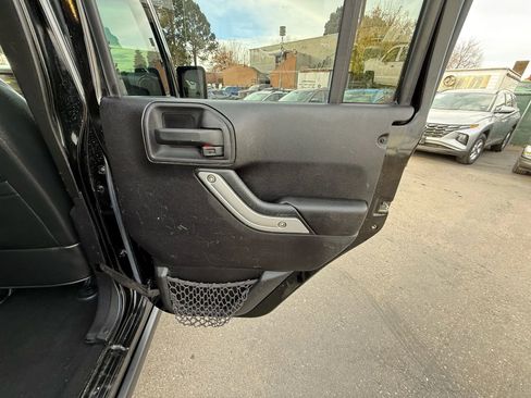 Used 2015 Jeep Wrangler Unlimited Rubicon w/ Connectivity Group image 28