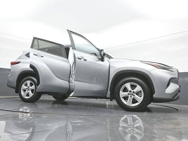 Used 2023 Toyota Highlander LE AWD/4WD image 51