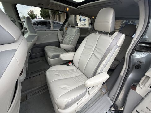 Used 2011 Toyota Sienna XLE image 10