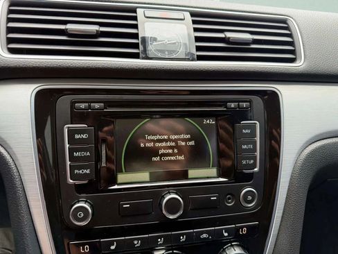 Used 2012 Volkswagen Passat TDI SE image 22