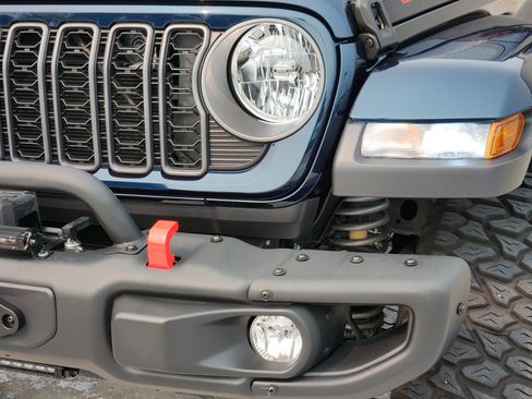 Used 2025 Jeep Gladiator Sport AWD/4WD image 11
