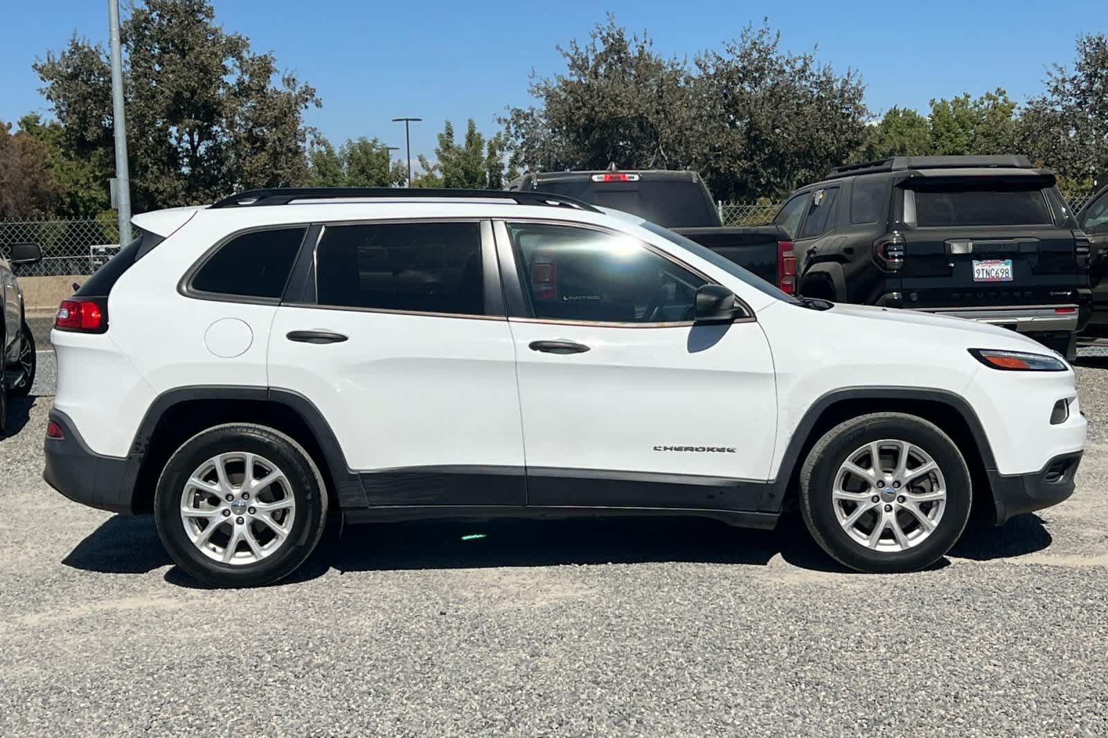 Used 2016 Jeep Cherokee Sport FWD image 9