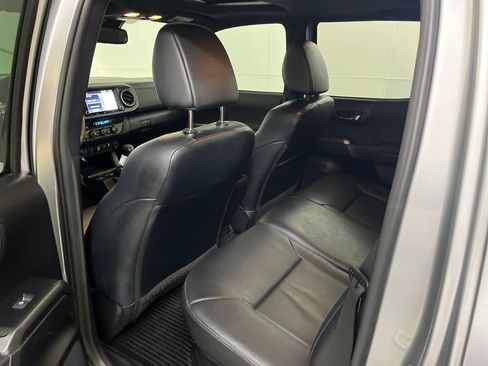 Used 2020 Toyota Tacoma TRD Sport w/ TRD Premium Sport Package AWD/4WD image 24