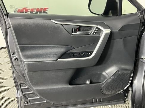 Used 2020 Toyota RAV4 XLE Premium image 21