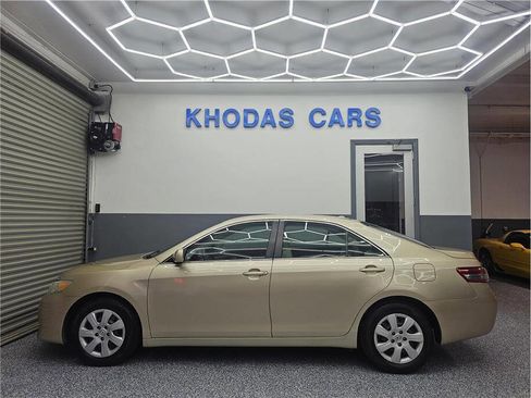 Used 2011 Toyota Camry LE image 1