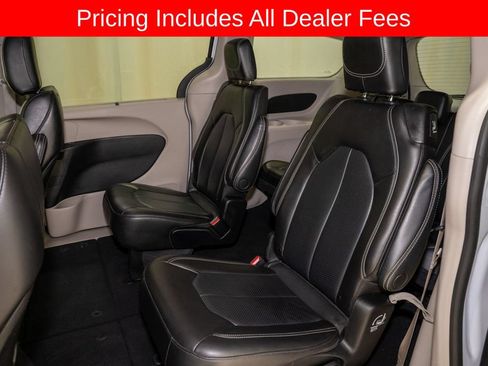 Used 2023 Chrysler Pacifica Touring-L FWD image 9