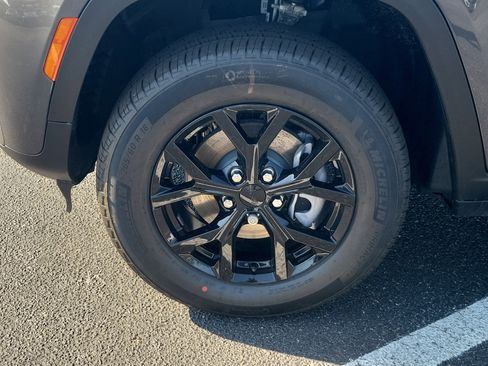 New 2026 Jeep Grand Cherokee Altitude image 4