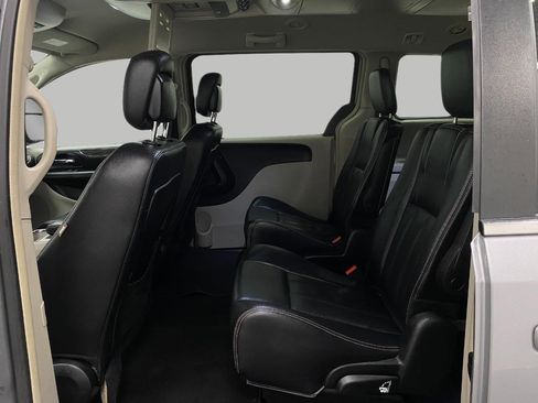 Used 2014 Chrysler Town & Country Touring image 23