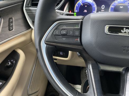 Certified 2025 Jeep Grand Cherokee Limited w/ Luxury Tech Group II image 22