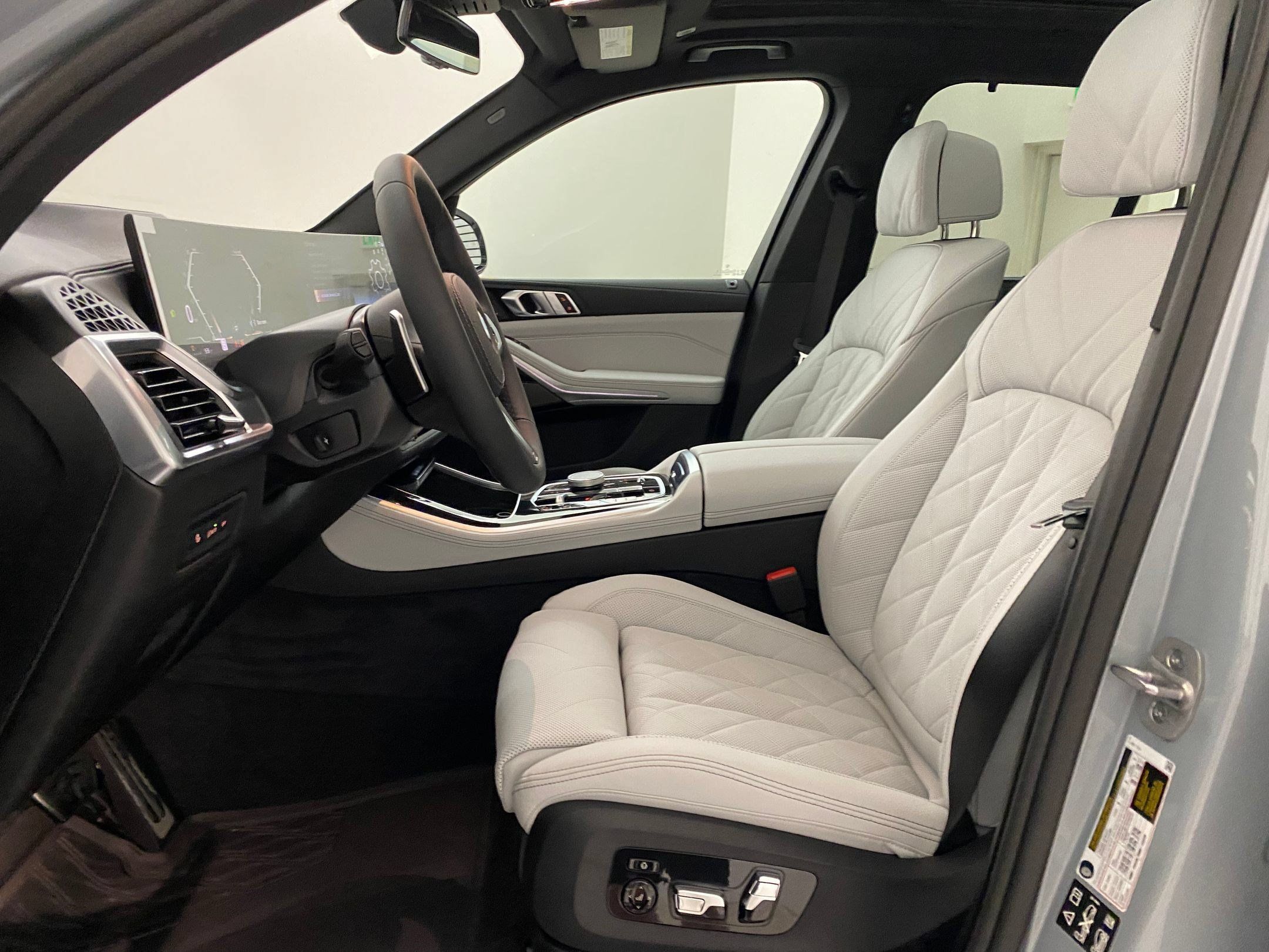 Used 2026 BMW X5 xDrive40i w/ M Sport Package AWD/4WD image 4