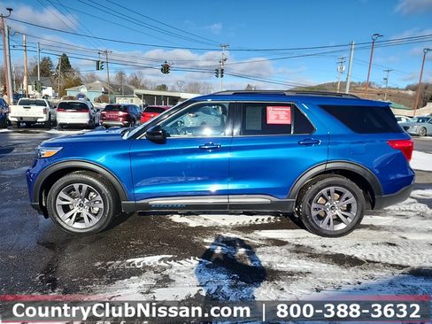 Used 2022 Ford Explorer XLT w/ Equipment Group 202A image 4