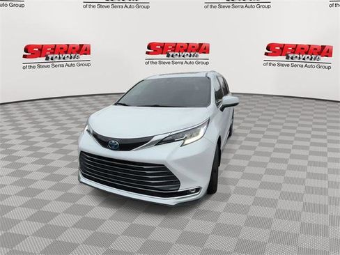 Certified 2024 Toyota Sienna Limited image 4