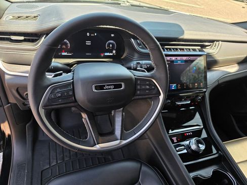 Used 2024 Jeep Grand Cherokee Limited w/ Black Appearance Package image 13