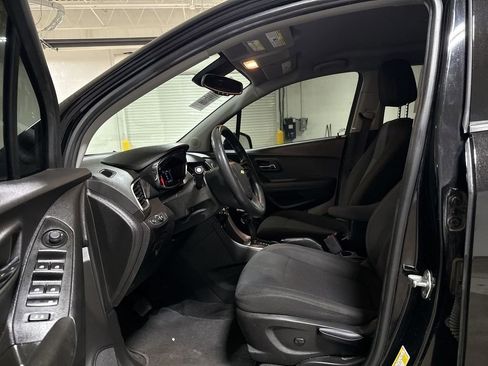 Used 2020 Chevrolet Trax LS FWD image 19