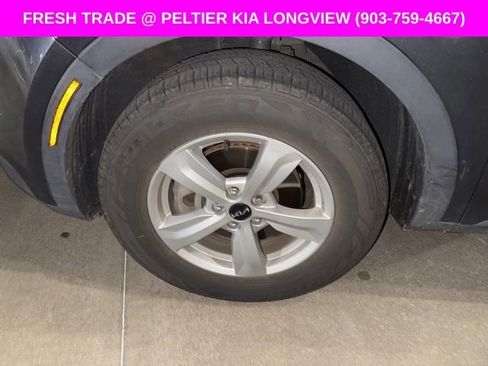 Used 2023 Kia Sorento LX image 9