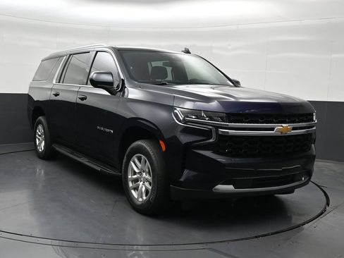 Used 2024 Chevrolet Suburban LS RWD image 8