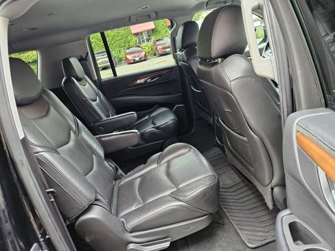 Used 2017 Cadillac Escalade ESV 4WD image 32
