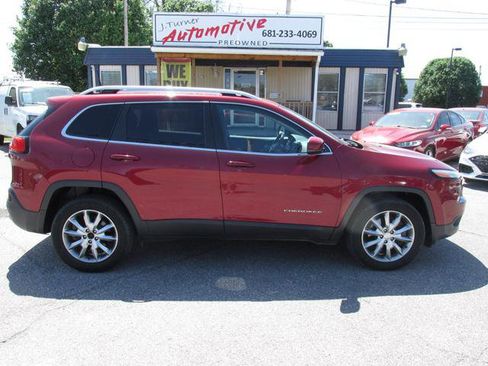 Used 2017 Jeep Cherokee Limited image 3