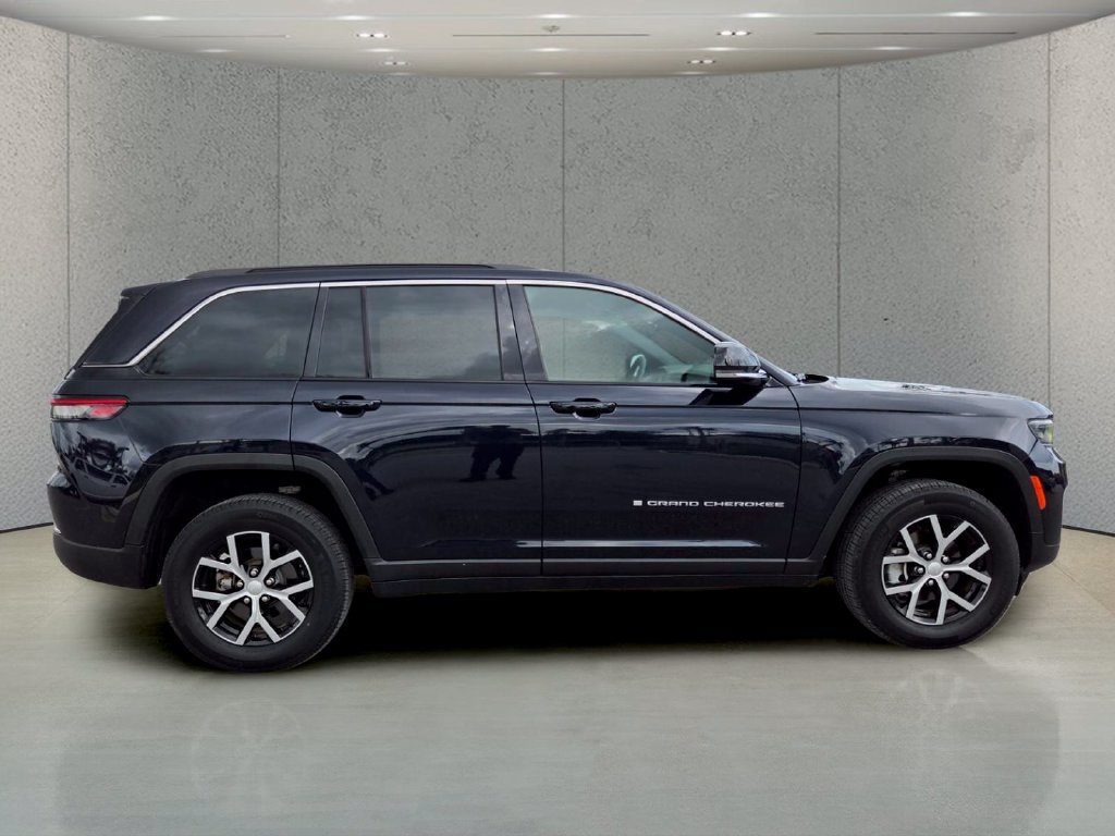 Used 2024 Jeep Grand Cherokee Limited AWD/4WD image 3
