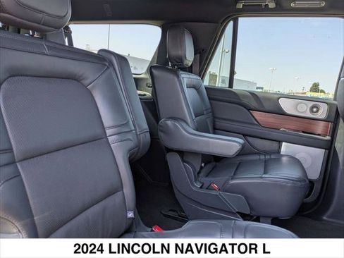 Used 2024 Lincoln Navigator L Reserve AWD/4WD image 23
