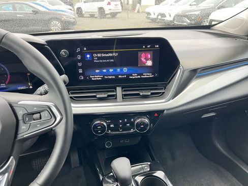 Used 2025 Chevrolet Trax LT w/ LT Convenience Package image 18