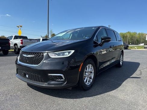 Used 2024 Chrysler Pacifica Touring-L image 16