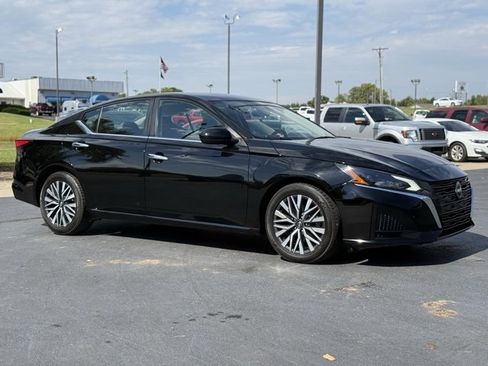 Used 2023 Nissan Altima 2.5 SV image 1