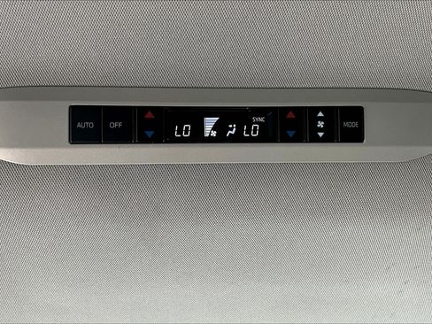 Used 2025 Toyota Sienna XLE FWD image 25