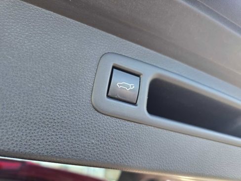 Used 2020 Toyota Highlander XLE image 18