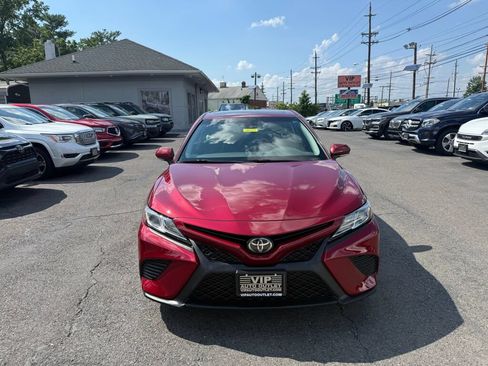 Used 2018 Toyota Camry SE w/ Moonroof Package FWD image 2