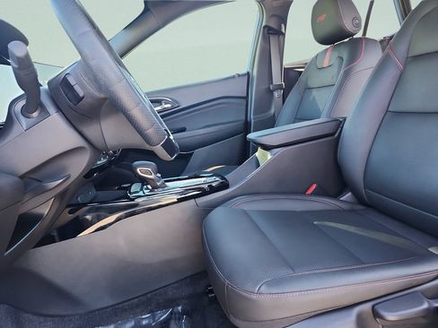 Used 2024 Chevrolet Trax RS w/ Sunroof Package FWD image 21