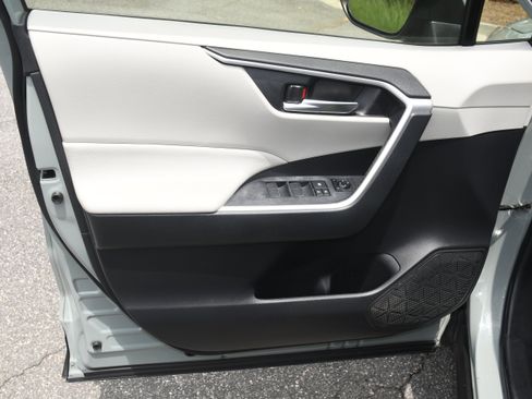 Used 2019 Toyota RAV4 XLE Premium FWD image 10
