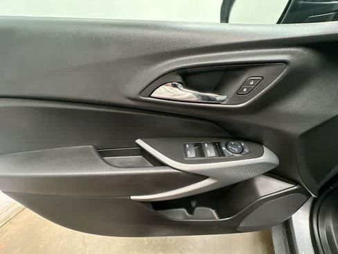 Used 2025 Chevrolet Trax RS FWD image 15