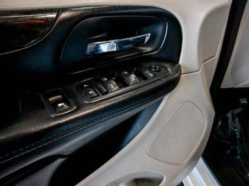 Used 2019 Dodge Grand Caravan SE FWD image 17