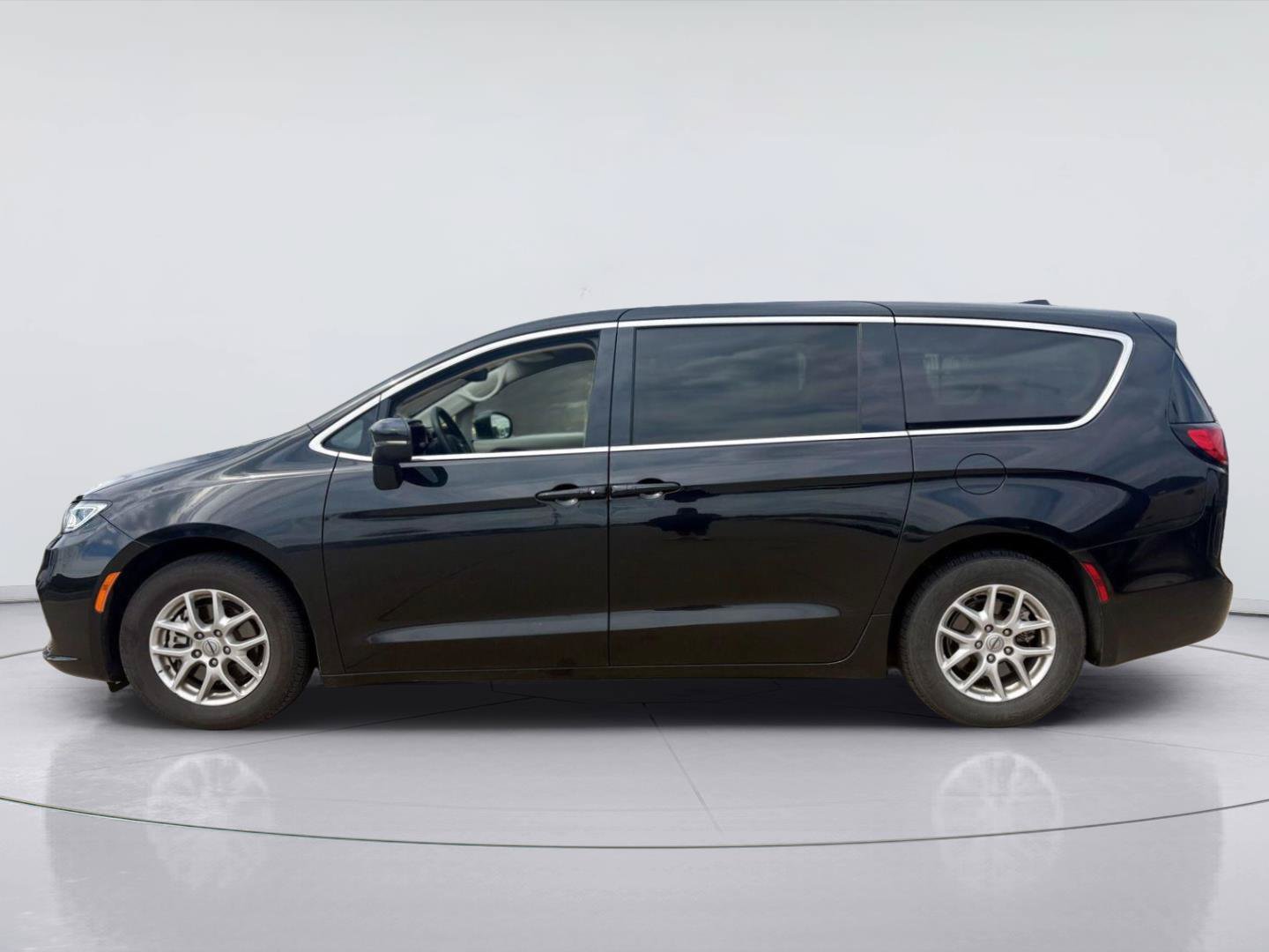 Used 2023 Chrysler Pacifica Touring-L FWD image 6