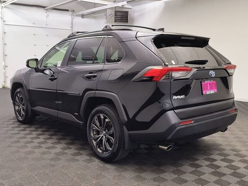 Used 2022 Toyota RAV4 XLE Premium image 3