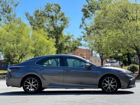 Used 2022 Toyota Camry SE FWD image 4