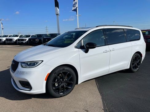 Used 2025 Chrysler Pacifica Limited image 6