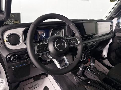 Used 2025 Jeep Wrangler Unlimited Sahara image 9