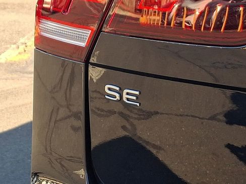 Certified 2022 Volkswagen Tiguan SE w/ Panoramic Sunroof Package image 32