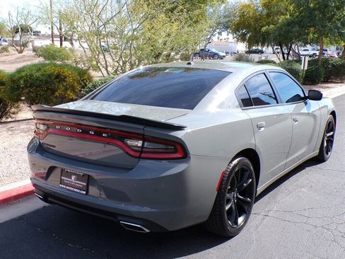 Used 2017 Dodge Charger SE w/ Blacktop Package image 6