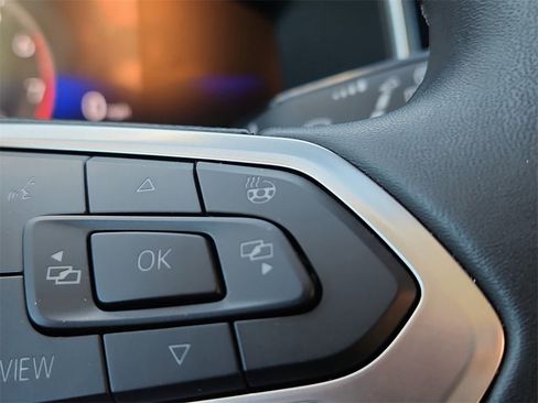 Certified 2025 Volkswagen Taos SE image 20