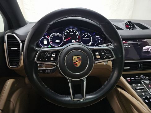 Used 2023 Porsche Cayenne w/ Assistance Package image 6