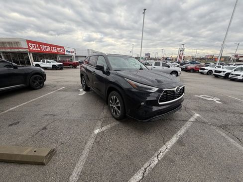 Used 2022 Toyota Highlander XLE image 2