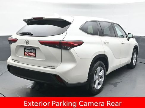 Used 2021 Toyota Highlander LE image 7